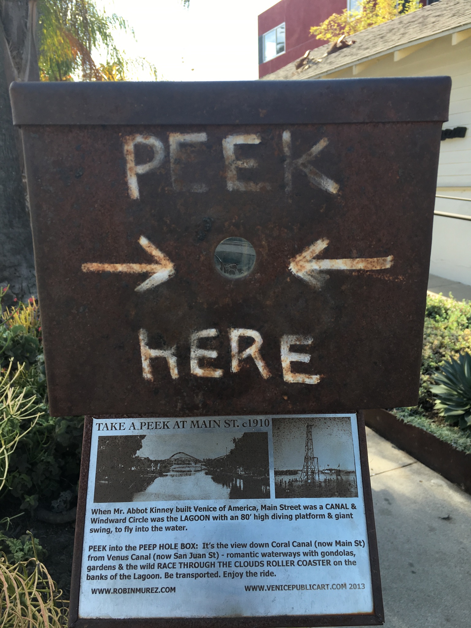 Peep Hole box on Abbot Kinney. ( Photos by Erin Behan )