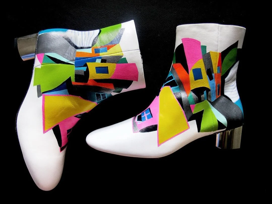 Throwback to 2021 when I was hired to create a retirement gift for Lyndel King, former director of the @weismanartmuseum. 

Hand painted leather shoes featuring the iconic @weismanartmuseum buildings, made with Angelus Paints.