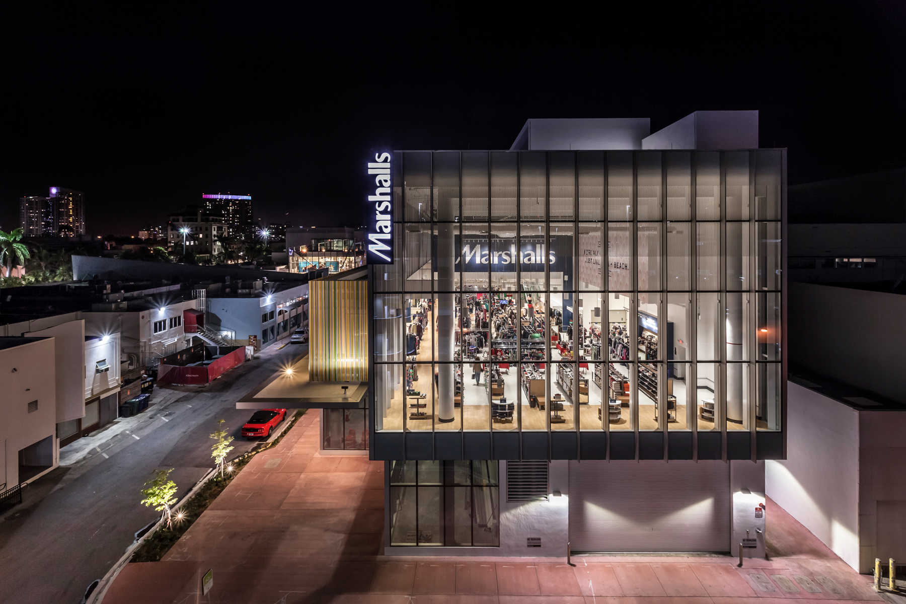  The “vitrine effect” of the glassed upper retail space (flagship retail) is emphasized at night.   