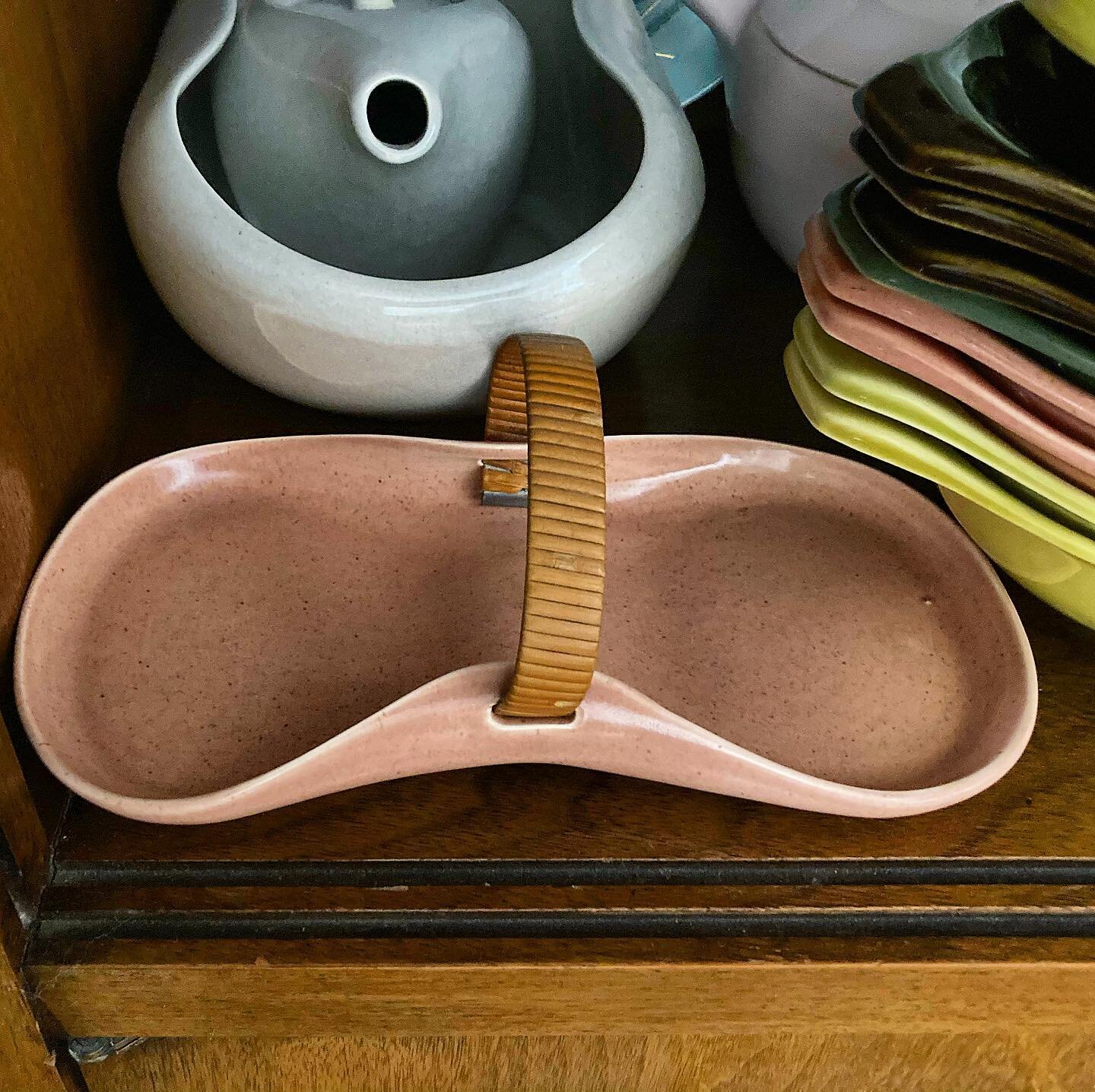Russel Wright&rsquo;s American Modern divided relish dish in coral. One of these days I&rsquo;ll make and serve a relish tray just like mom&rsquo;s but for now it&rsquo;s just for display!

#russelwrightpottery #russelwrightdinnerware #buffetstyle #a