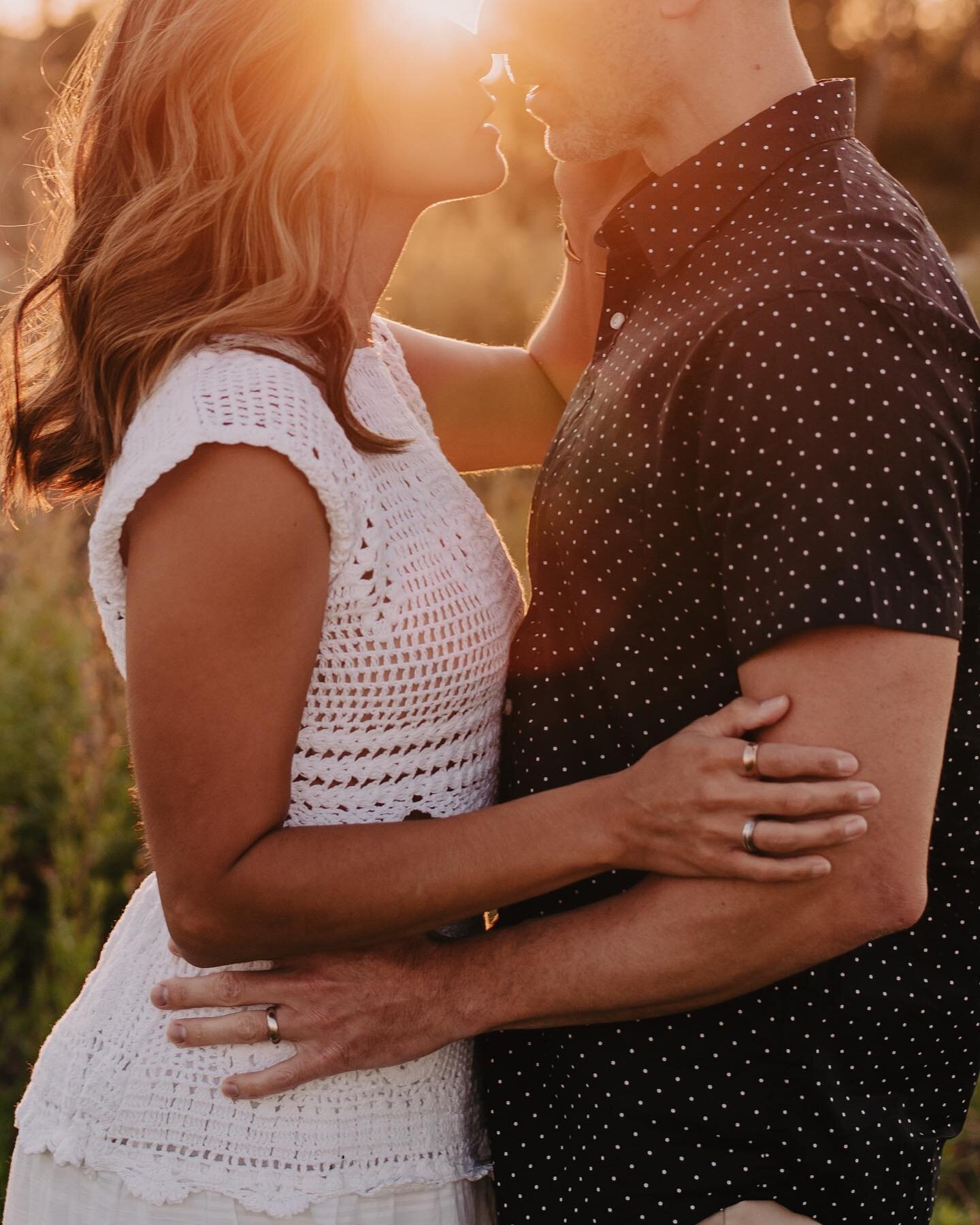 Look at this hot couple ❤️❤️ #onfire #couplegoals #sunset #wildhearts #authenticlovemag #love #youandi #married #bohovibes #nwi #crownpoint #outdoors #couplesession #liebe #wahreliebe #feuerundflamme #sizzling #spontaneous #chcphotographyinc #sunsets