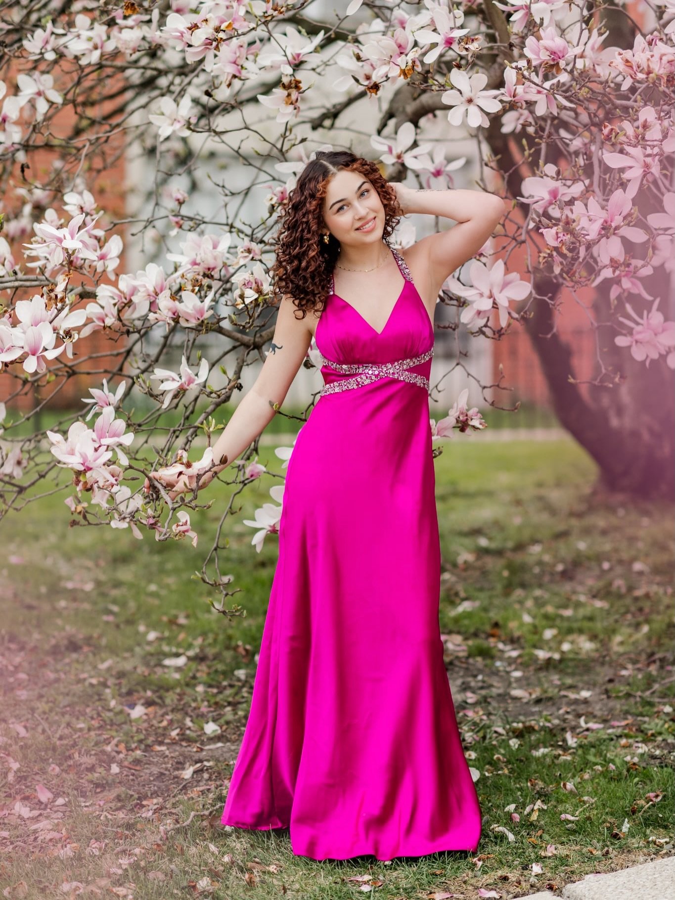 Who cares about 35 miles an hour winds? Not us ha ha ha i'm blown away by how gorgeous @actuallycolette looks in every shot! 

Wind vs us 0:1 🌬️

Still time to book your session for 2026 seniors! 

Shout out to @jillysboutiquecafe &hellip; they have