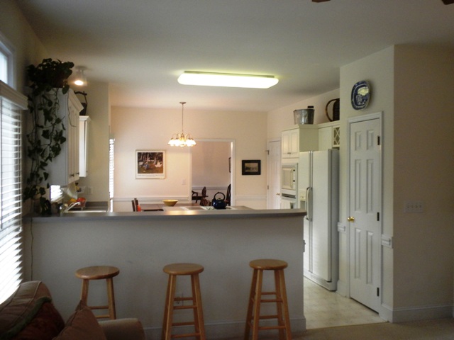 kitchen bar R.JPG