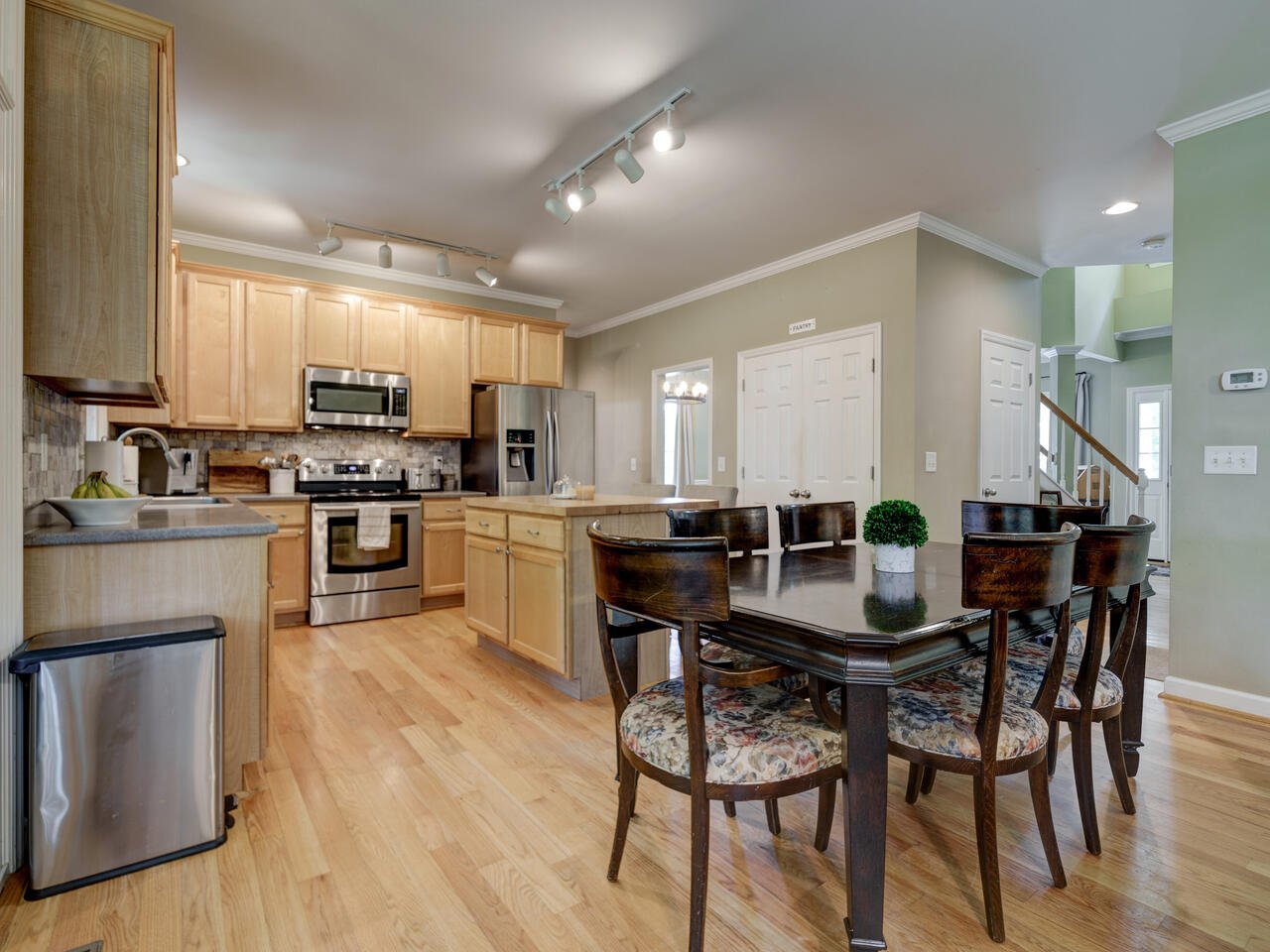 Dining RoomKitchen-018-029-1280x960.jpg