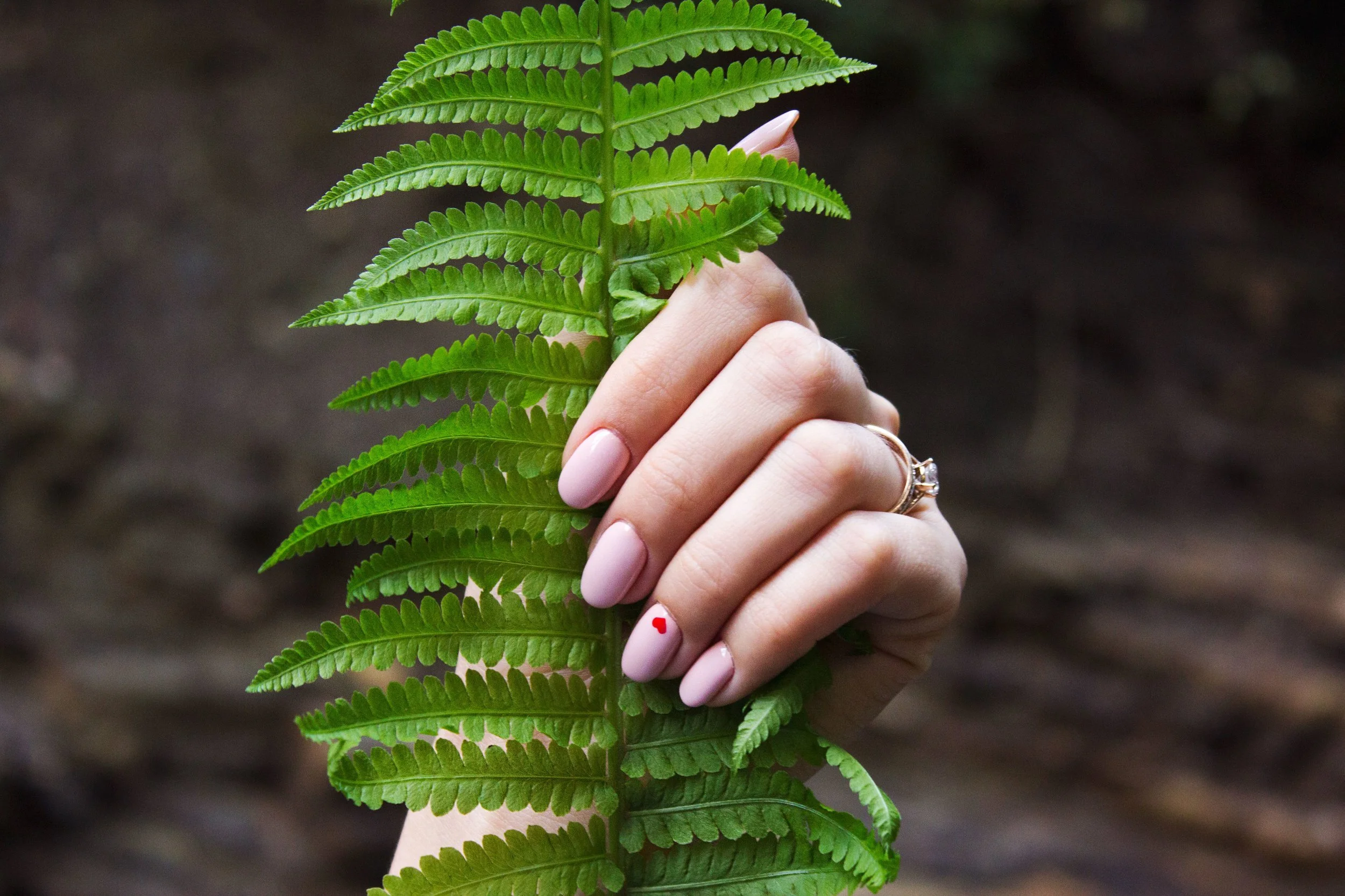 Lux Salon Looking for Manicurist