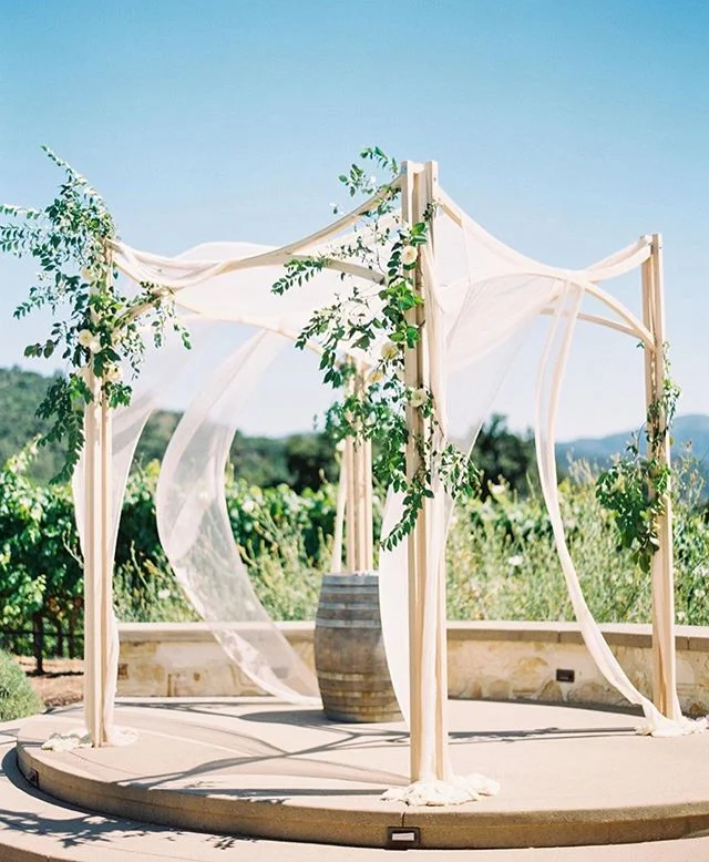 One of our favorite ceremony chuppahs ✨ featured over on @caratsandcake today 📷 @sallypineraphoto with florals by @christinemcater