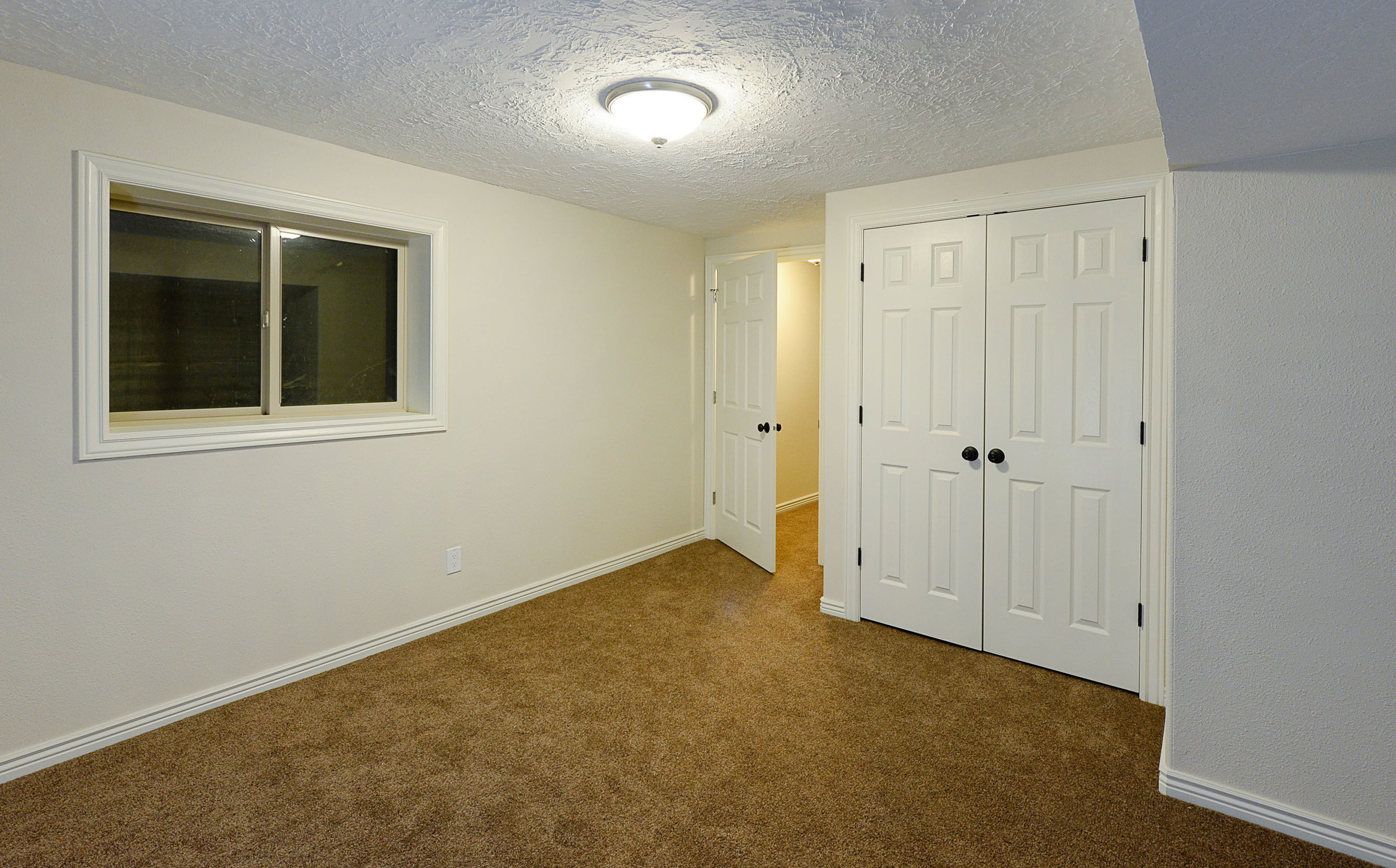 Bedroom_basement.jpg