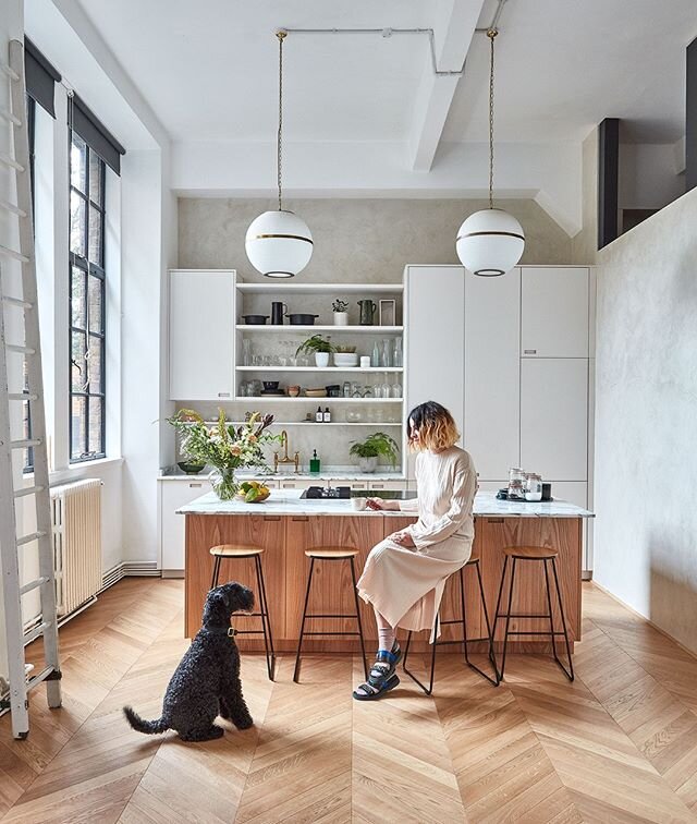 Its the start of new week - lets make it a good one. This delightful kitchen is by @plucklnd and the home of @annabarnettcooks. Cook / Author / food and travel guru - check her out - mouthwatering food pics and recipes. ⁠
⁠
⁠
⁠
⁠
#82mmphotography #in