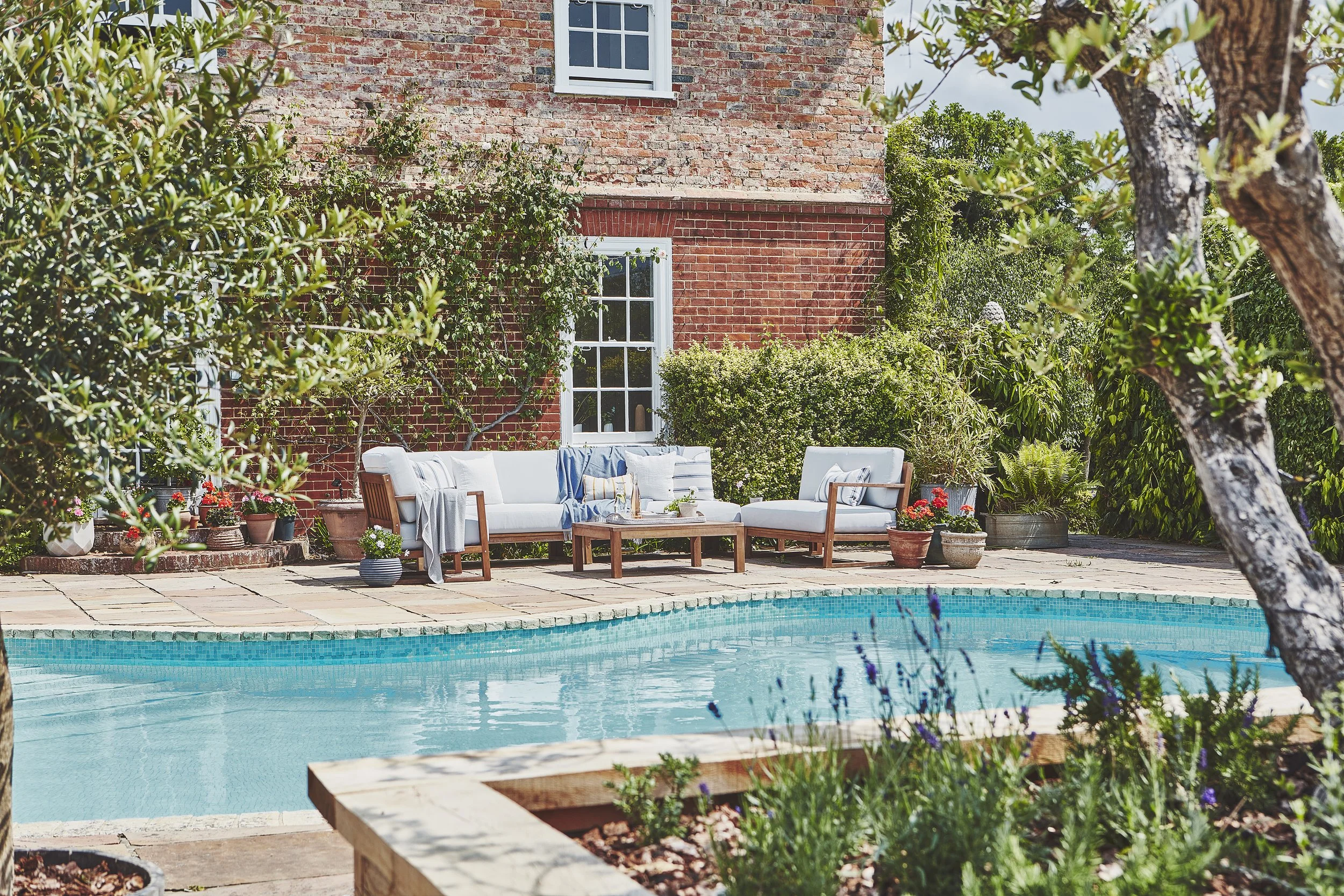 6ixteen Country house - Poolside 1.jpg