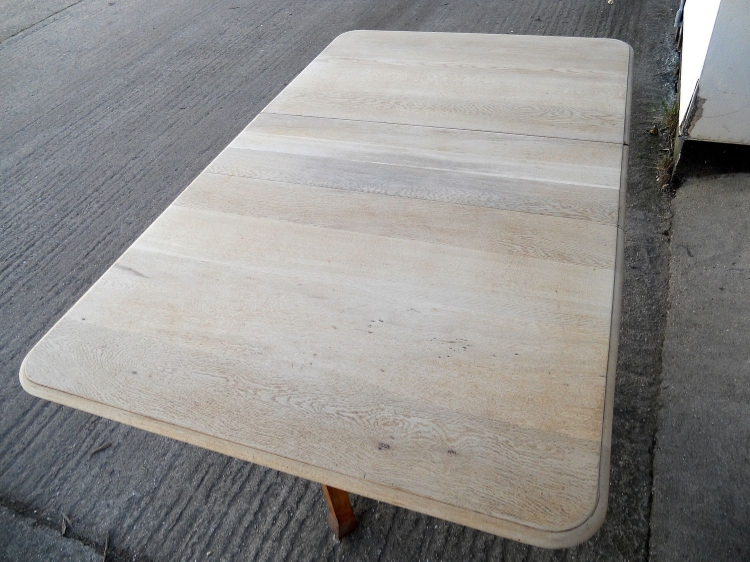 The table fully sanded and ready to polish