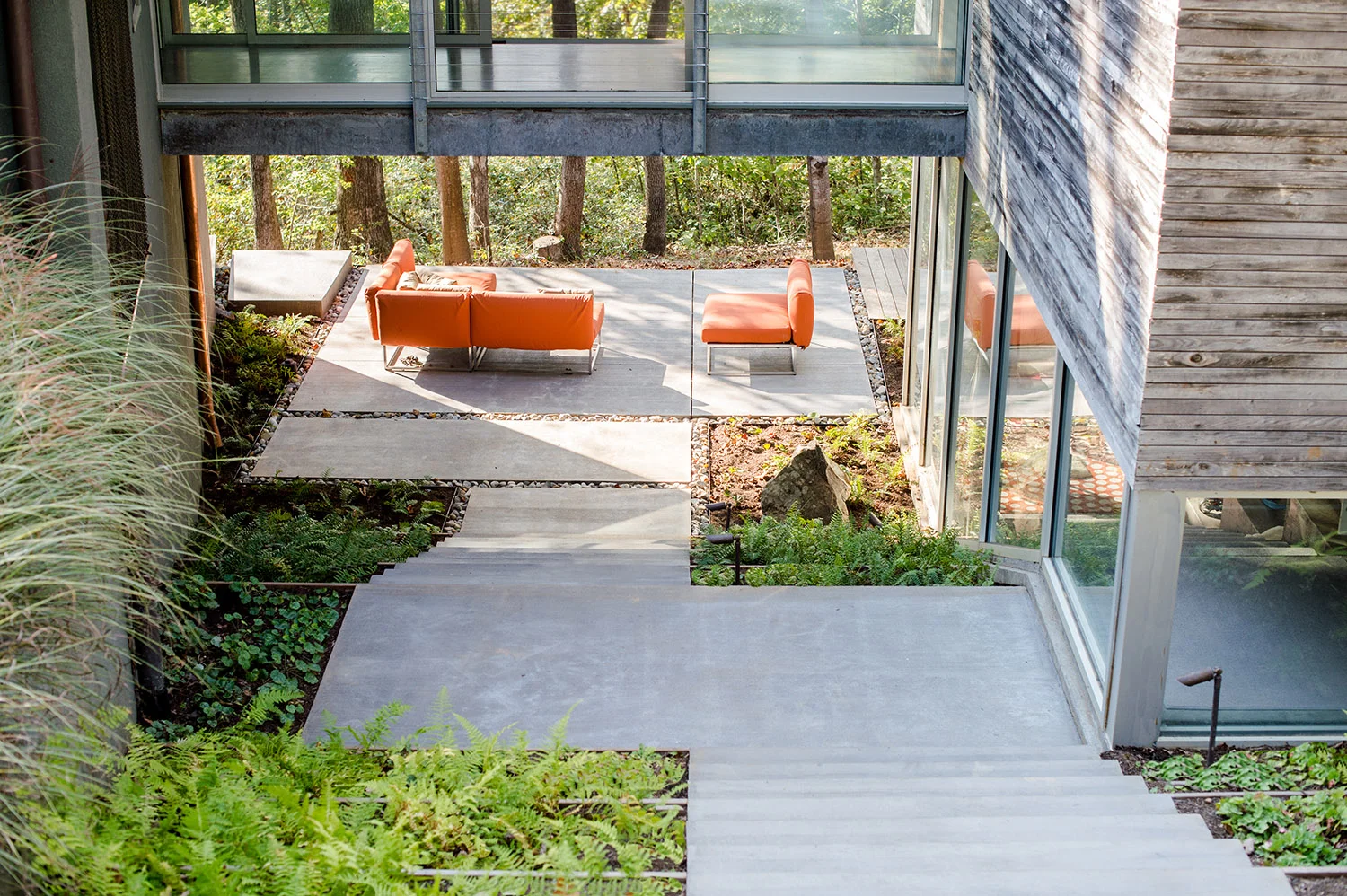 modern_courtyard_bridge_anna_boeschenstein.jpg
