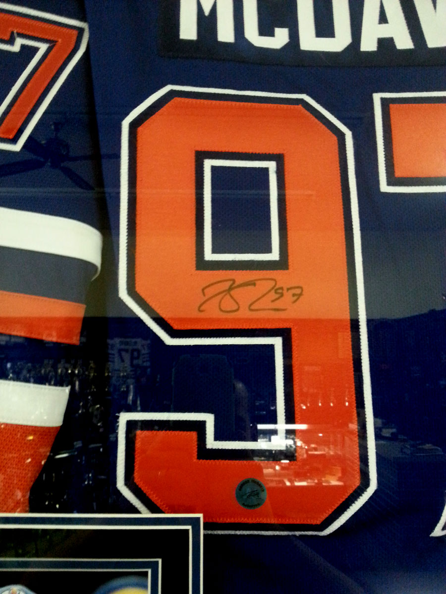 mcdavid_blue.jersey_sig.jpg