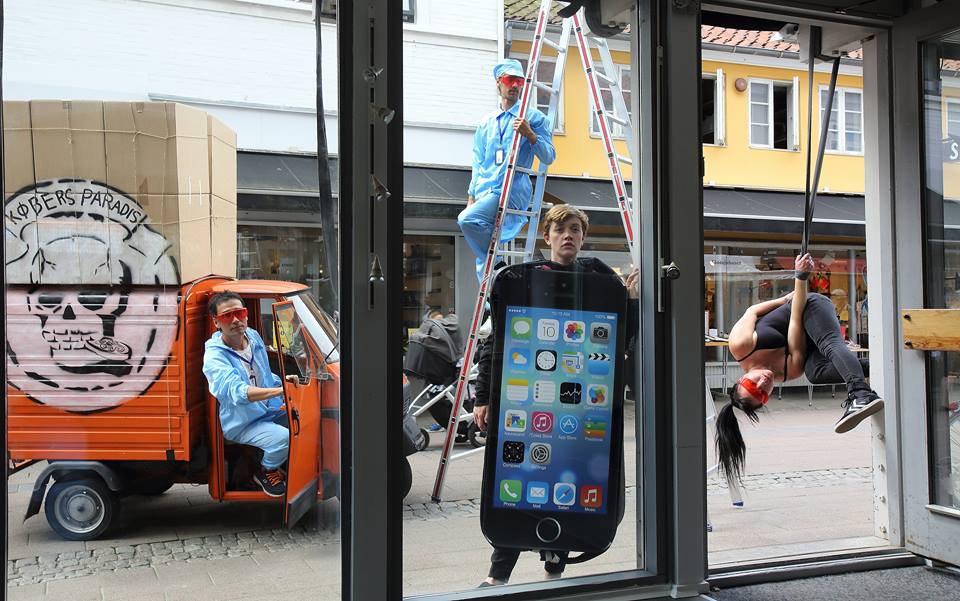 Helsingør Teater-Nydanskeren Jimbuts Kulturforening-STEREO Akt: Buyer's Paradise - Mesék a raktárról (2016) Passage Festival, Helsingor, Dánia