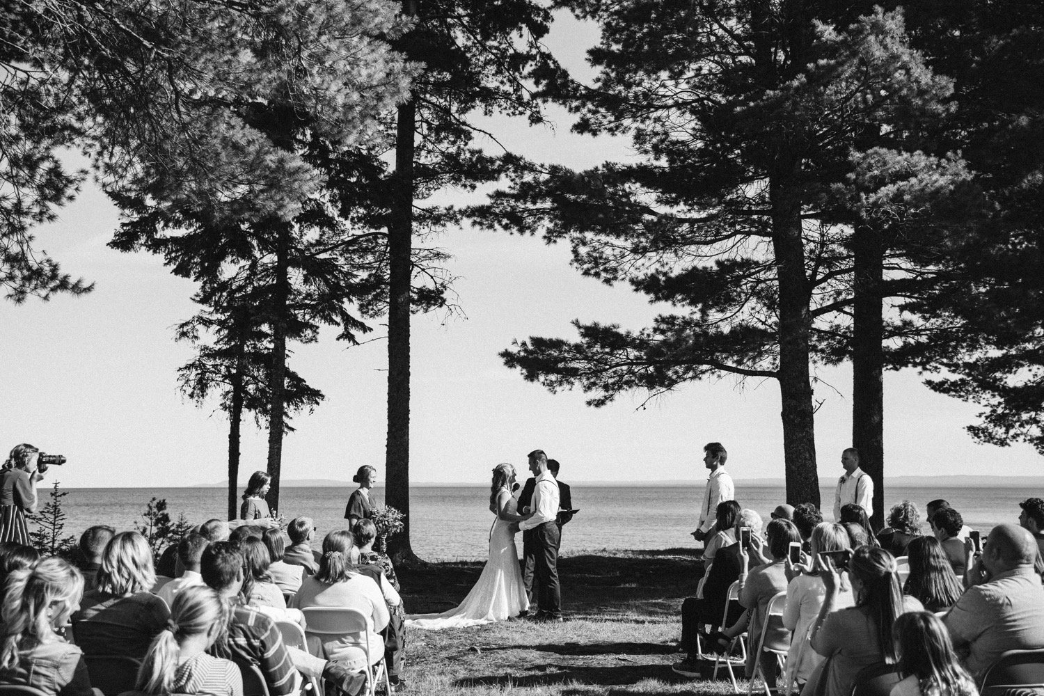  Outdoor wedding ceremony next to Lake Superior 