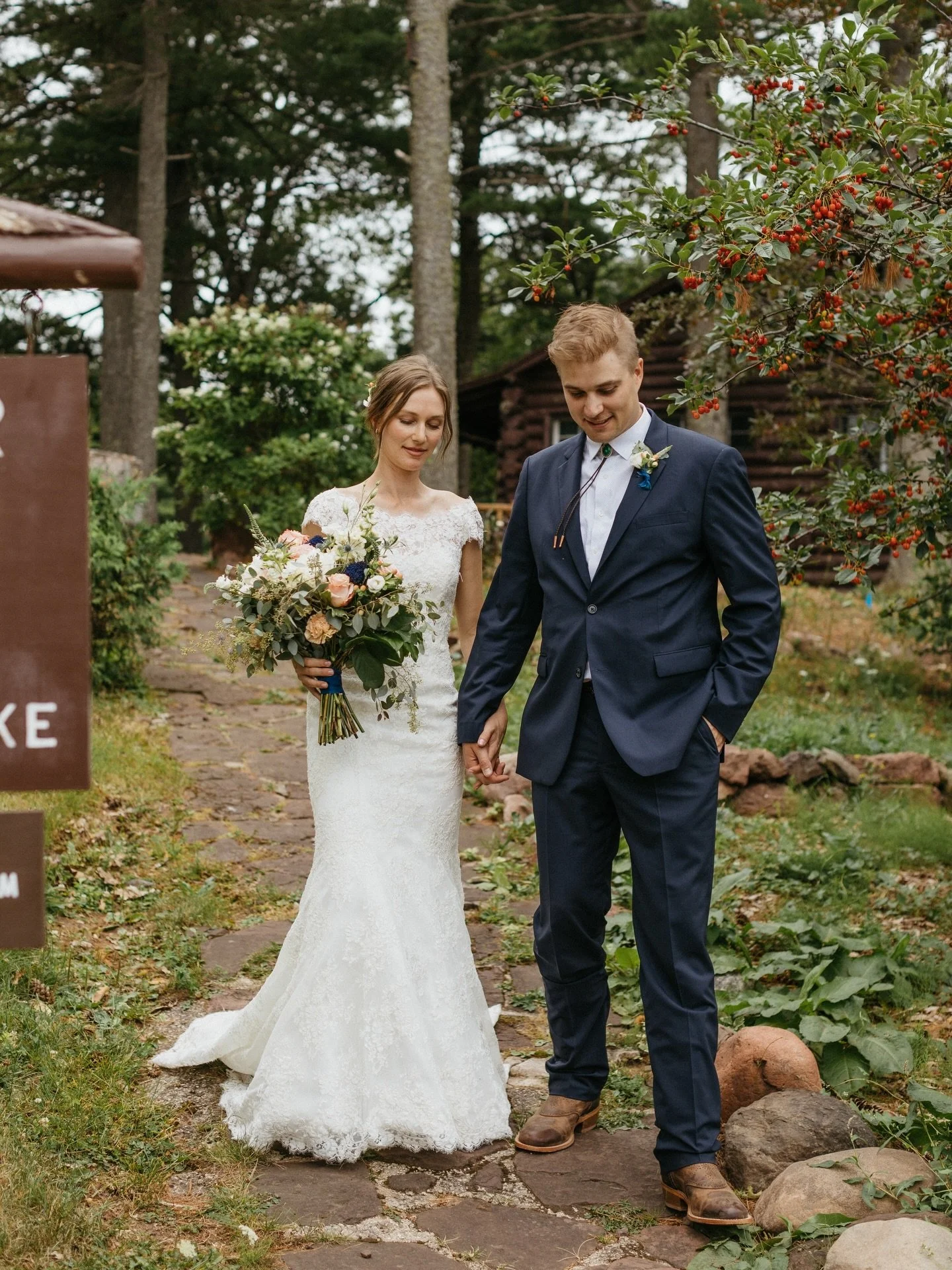 One from the archives 🫶🏼

Venue: @keweenawmtnlodge 
Florals: @calumet.floral 

#keweenawpeninsula #michiganweddingphotographer #upperpeninsulaphotographer