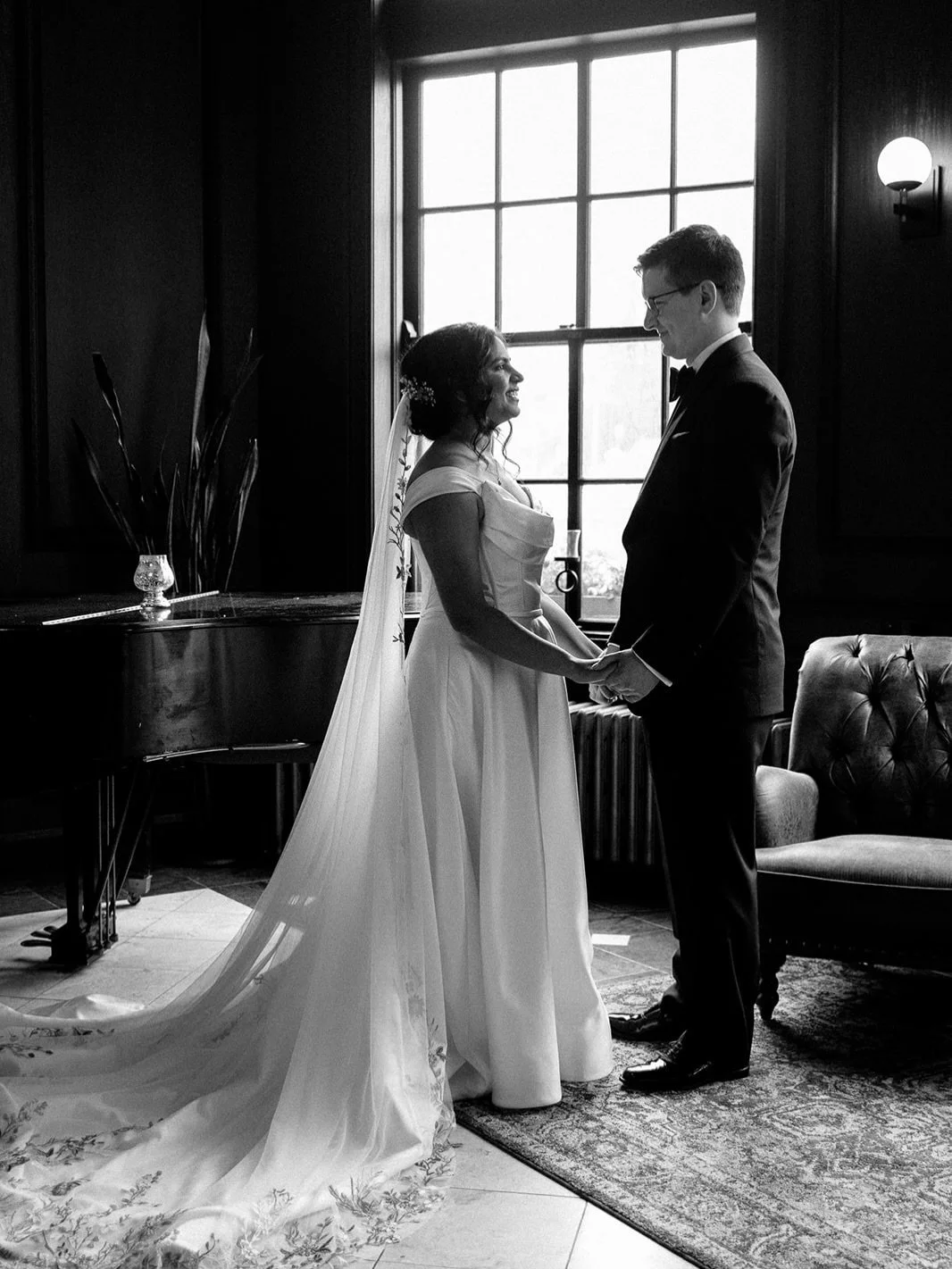 Harini and Oren&rsquo;s first look moment at the @landmarkinnmqt 🖤 

#marquetteweddingphotographer #michiganweddingphotographer #upperpeninsulawedding #destinationweddingphotographers