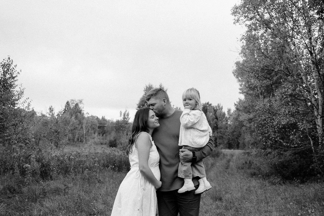 If you&rsquo;ve been waiting for a sign to finally book family photos&hellip; this is it 🫶🏼

#michiganphotographer #upperpeninsulaphotographer #keweenawpeninsula #familyphotography