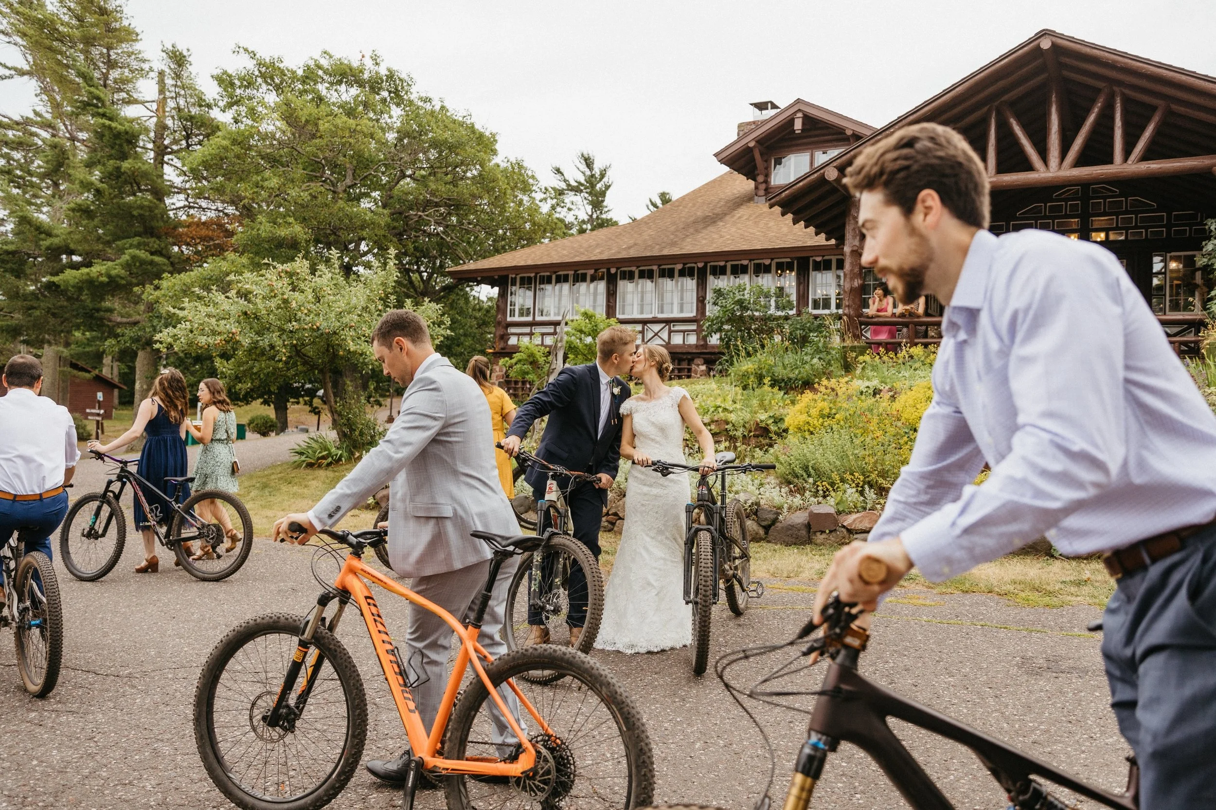 You love mountain biking and want it to be a part of your wedding photos? Say less ✨

#keweenawpeninsula #mountainbikinglife #copperharborwedding #michiganweddingphotographer