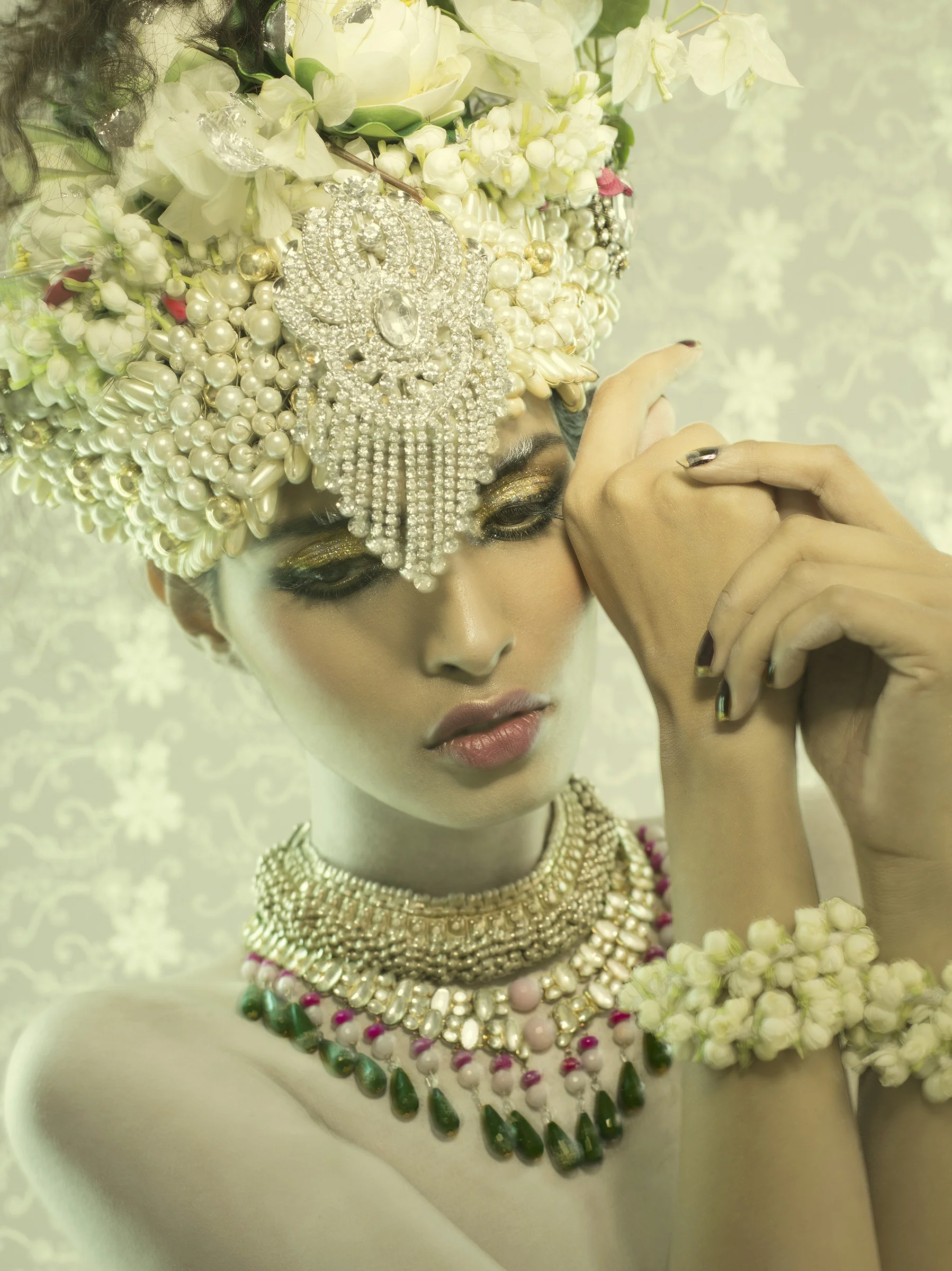 ch  gold on eye n jewellery 12464.jpg