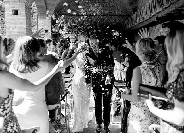 Happy couple!
.
.
With @weddingplannersintuscany @madewithlovebridal @verdissimofioridigabriele .
.
.
.
.
.
.
.
.
.
.
#weddinginitaly #weddingintuscany #weddingcelebration #villasalvadonica #italianweddingphotographer #weddingphotographertuscany #wed