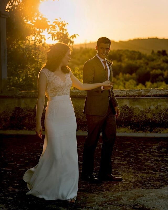 Beautiful sunset in Tuscany.
.
.
With @the_tuscan_wedding @flowersliving @galateoricevimenti
.
.
.
.
.
.
.
.
.
.
.
#weddinginflorence #weddingintuscany #weddinginitaly #goldenhourwedding #engaged2020  #florencewedding #bruidsfotograaf #florence #ital