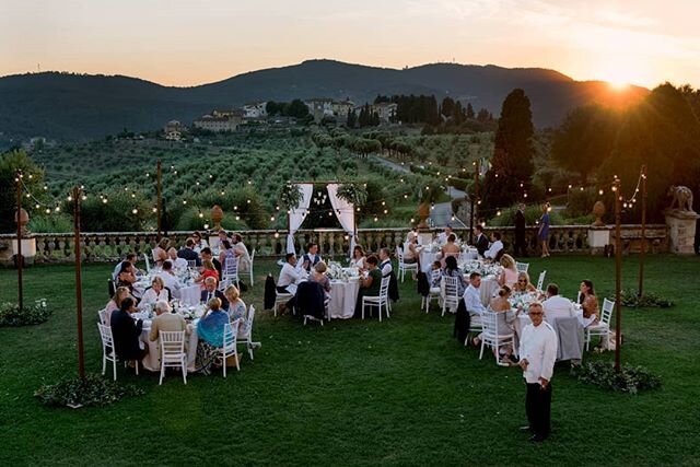 Beautiful wedding dinner settings in Tuscany.
.
.
With @the_tuscan_wedding .
.
.
.
.
.
.
.
.
.
.
#weddinginflorence #weddingintuscany #weddinginitaly #engaged2020 #weddingdinner #florencewedding #bruidsfotograaf #villaartimino #marthaweddings #weddin