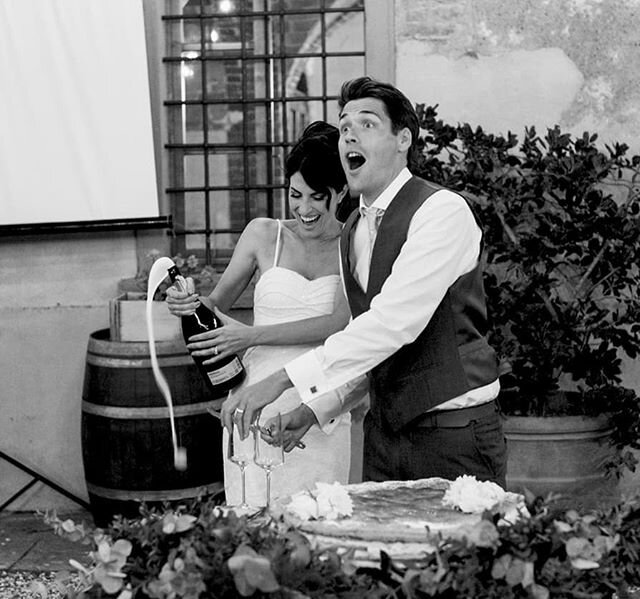 Bubbles time! 🍾🥂
.
.
With @magnoliaweddingplannertuscany .
.
.
.
.
.
.
.
.
.
.
#weddingintuscany #weddinginitaly #engaged2020 #prosecco #florencewedding #bruidsfotograaf #bridalgown #marthaweddings #weddingvenueflorence #italianweddingplanner #wedd