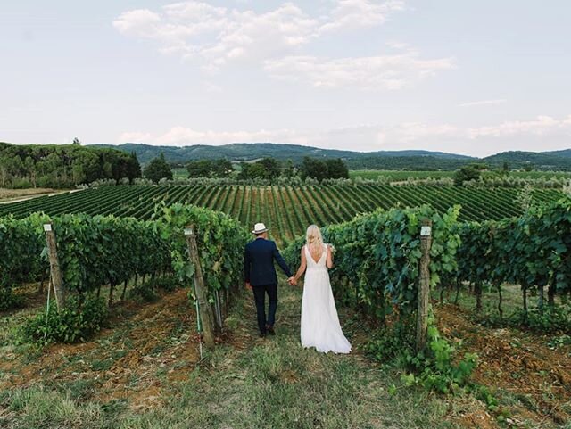 Beautiful vineyards in Tuscany.
.
.
With @trouwenintoscane @funkybirdfirenze @marinamengel  @thebeautycase_11 @novellecousine
.
.
.
.
.
.
.
.
.
.
#weddinginflorence #weddingintuscany #weddinginitaly #villasantandrea #engaged2020  #florencewedding #br