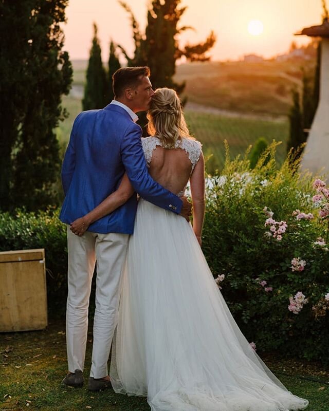 Beautiful backdrop in Tuscany.
.
.
With @funkybirdfirenze @trouwenintoscane @marinamengel @calamairicevimenti @thebeautycase_11 @mary_hairdress9
.
.
.
.
.
.
.
.
.
.
.
#trouwenintoscane #weddinginitaly #weddingintuscany #tuscanywedding  #gambassiterme