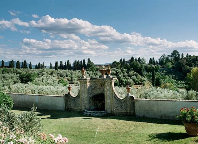 Beautiful villa in Tuscany.
.
.
With @the_tuscan_wedding @flowersliving @galateoricevimenti
.
.
.
.
.
.
.
.
.
.
.
#weddinginflorence #weddingintuscany #weddinginitaly #weddingceremony #engaged2020 #huffpostweddings #florencewedding #bruidsfotograaf #