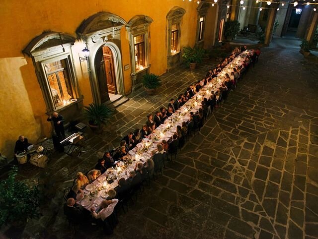 Beautiful wedding dinner in Tuscany. With @funkybirdfirenze .
.
.
.
.
.
.
.
.
.
#weddinginflorence #weddingintuscany #weddinginitaly #engaged2020 #weddingdinner #florencewedding #bruidsfotograaf #montegufoni #marthaweddings #weddingvenueflorence #ita