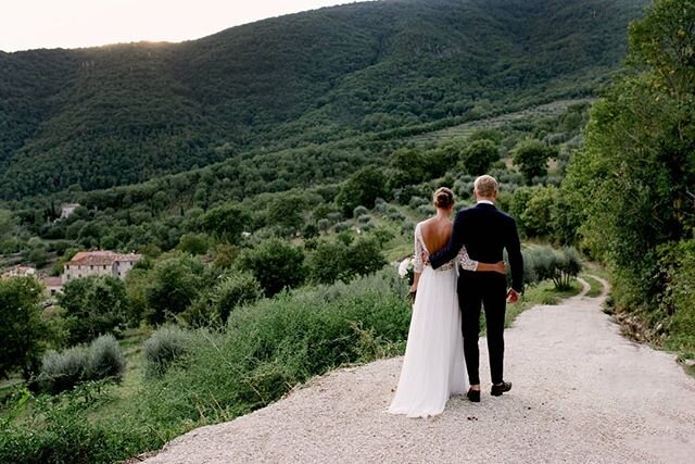 Beautiful hills of Tuscany. With @funkybirdfirenze .
.
.
.
.
.
.
.
.
.
.
#weddinginitaly #weddingintuscany #bryllupsfotograf #terzodidanciano #italianweddingphotographer #weddingphotographertuscany #weddingvenuetuscany #weddinginumbria #tuscanyweddin