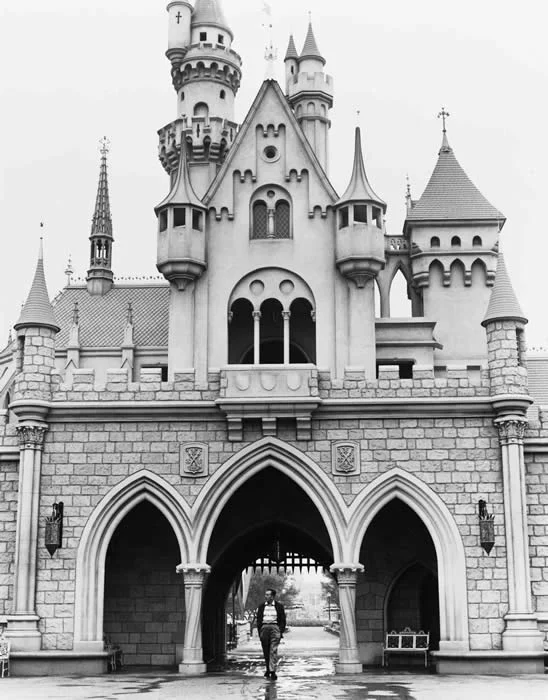 walt_disney_walking_through_disneyland.jpg