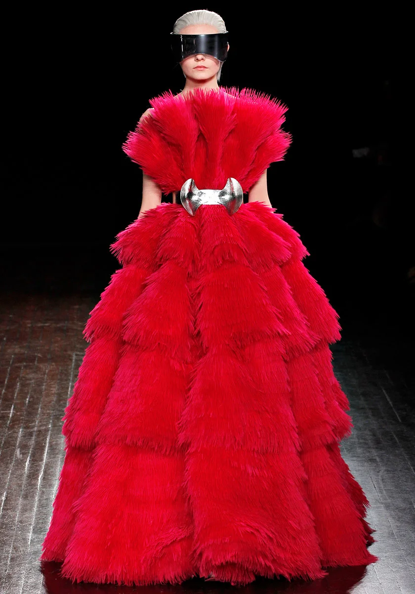 alexander-mcqueen-rtw-fw2012-runway-33_180056457184.jpg
