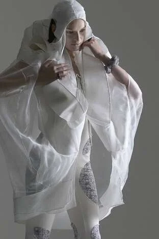 xtransparent-futuristic-fashions-anna-holvik-gets-inspiration-from-science-f.jpeg.pagespeed.ic.WOBL_8xVlA.jpg