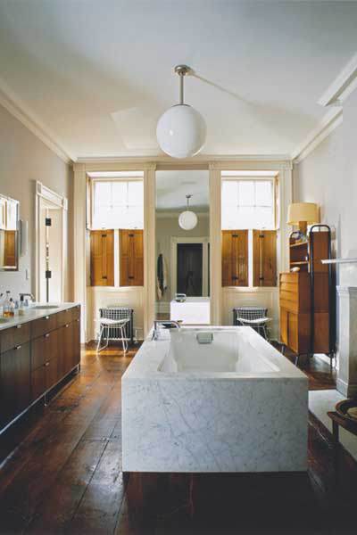 Actress Julianne Moore's Bathroom (Image: manmakehome.com)