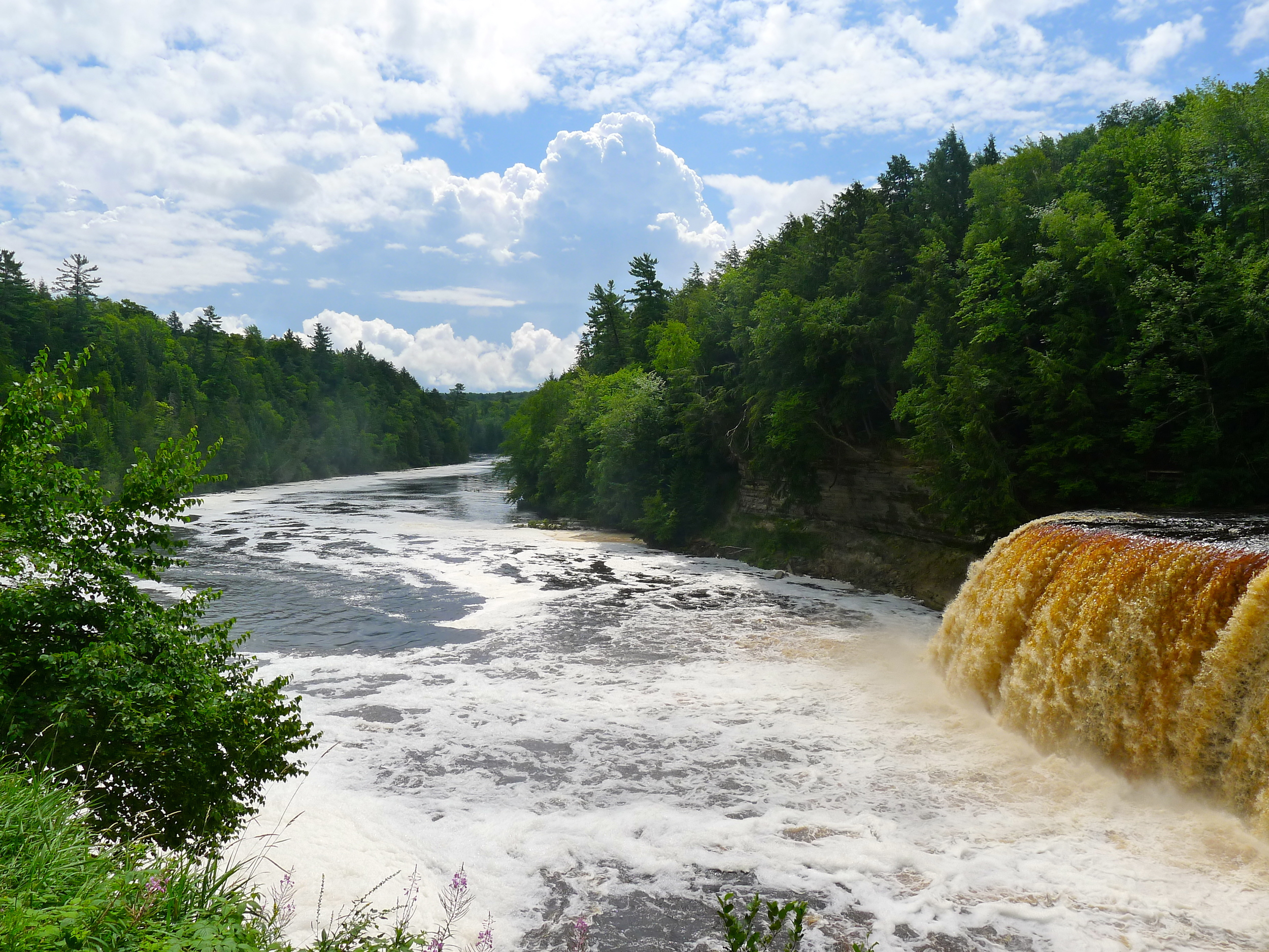 TAHQUAMENON FALLS/RIVER