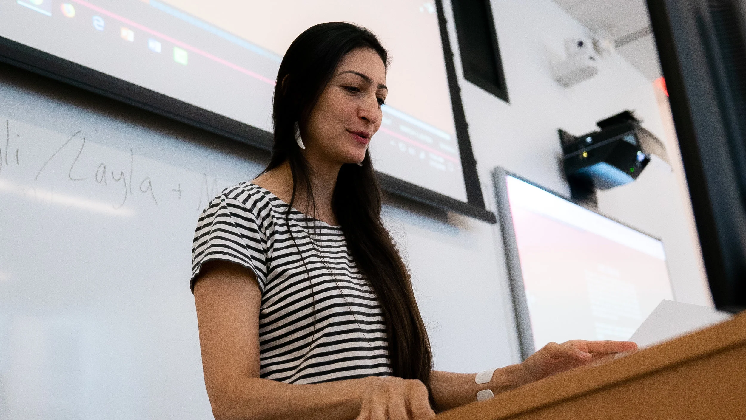 Sahar Muradi reads from Persian love story “Laili and Majnun!” Photo by Zoraida Ingles.