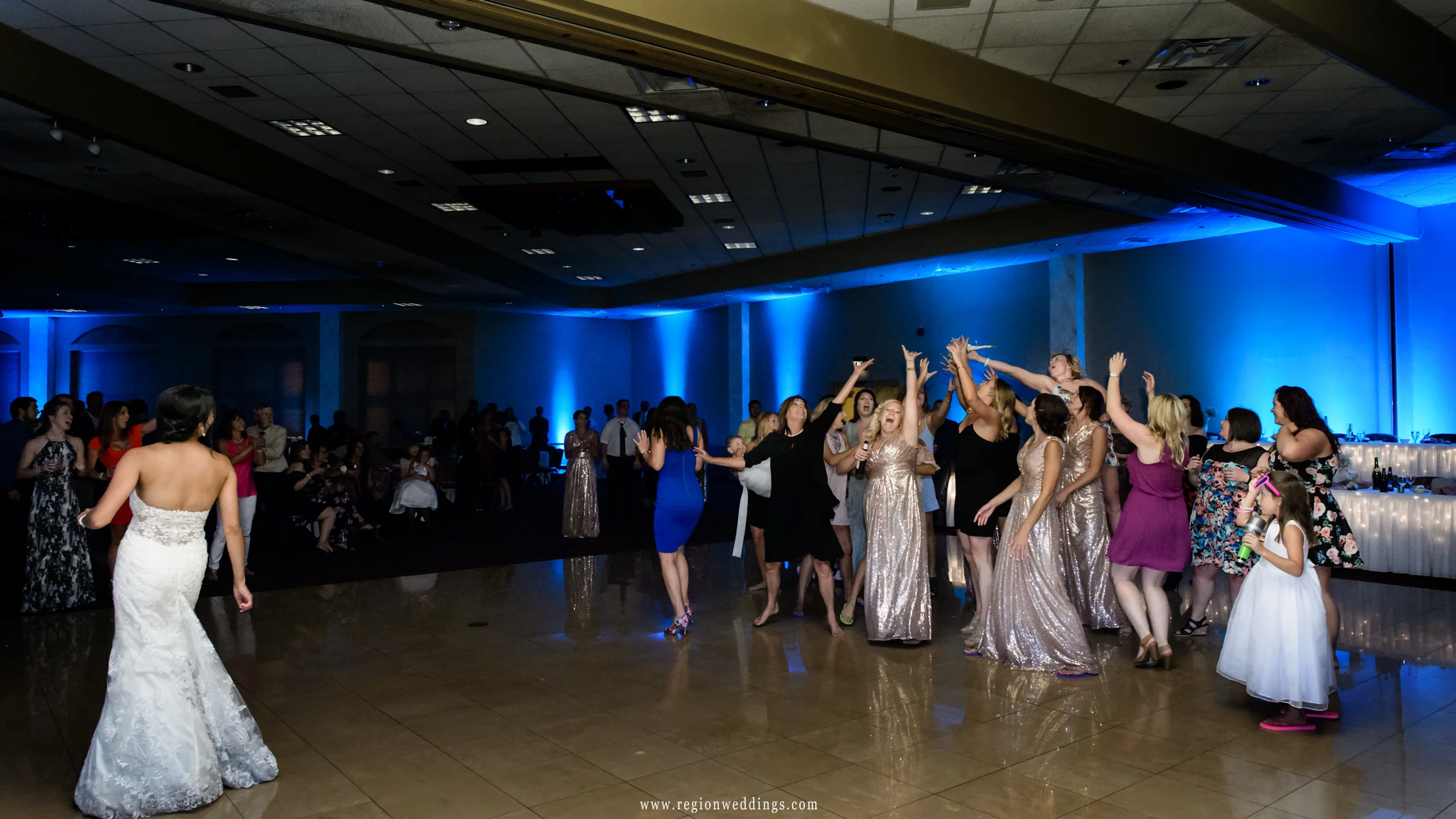 Bouquet toss at Villa Cesare during a June wedding reception.