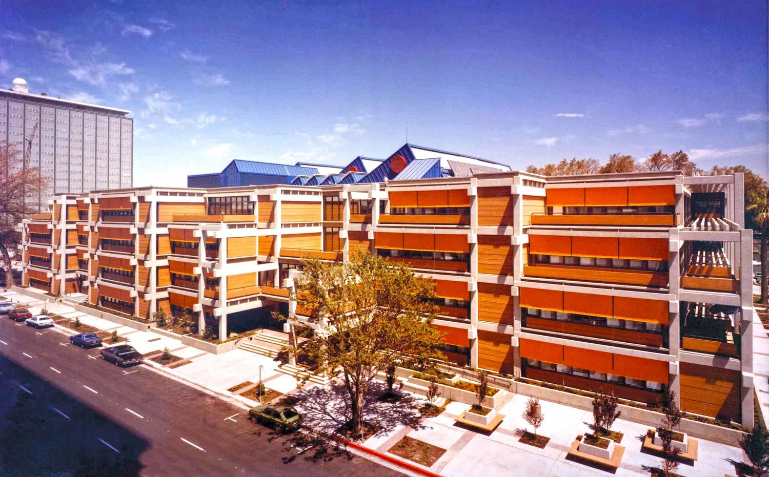Bateson Building, Sim Van der Ryn and Peter Calthorpe (Sacramento, 1975-78) from www.theecowizard.com