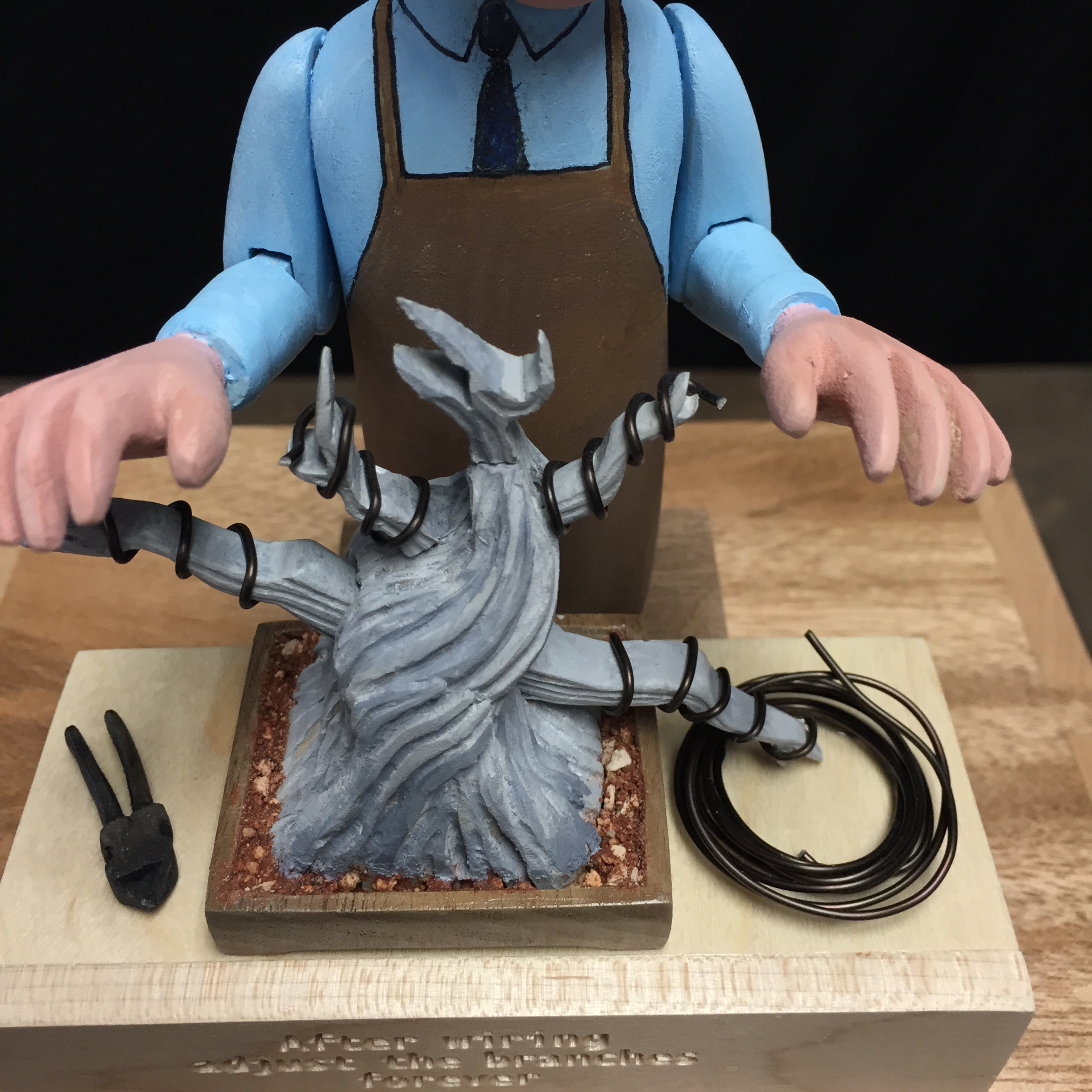 Note the wonderful cartoon vintage Masakuni wire cutters, the real aluminum wire, and the real academia and lava particles used.