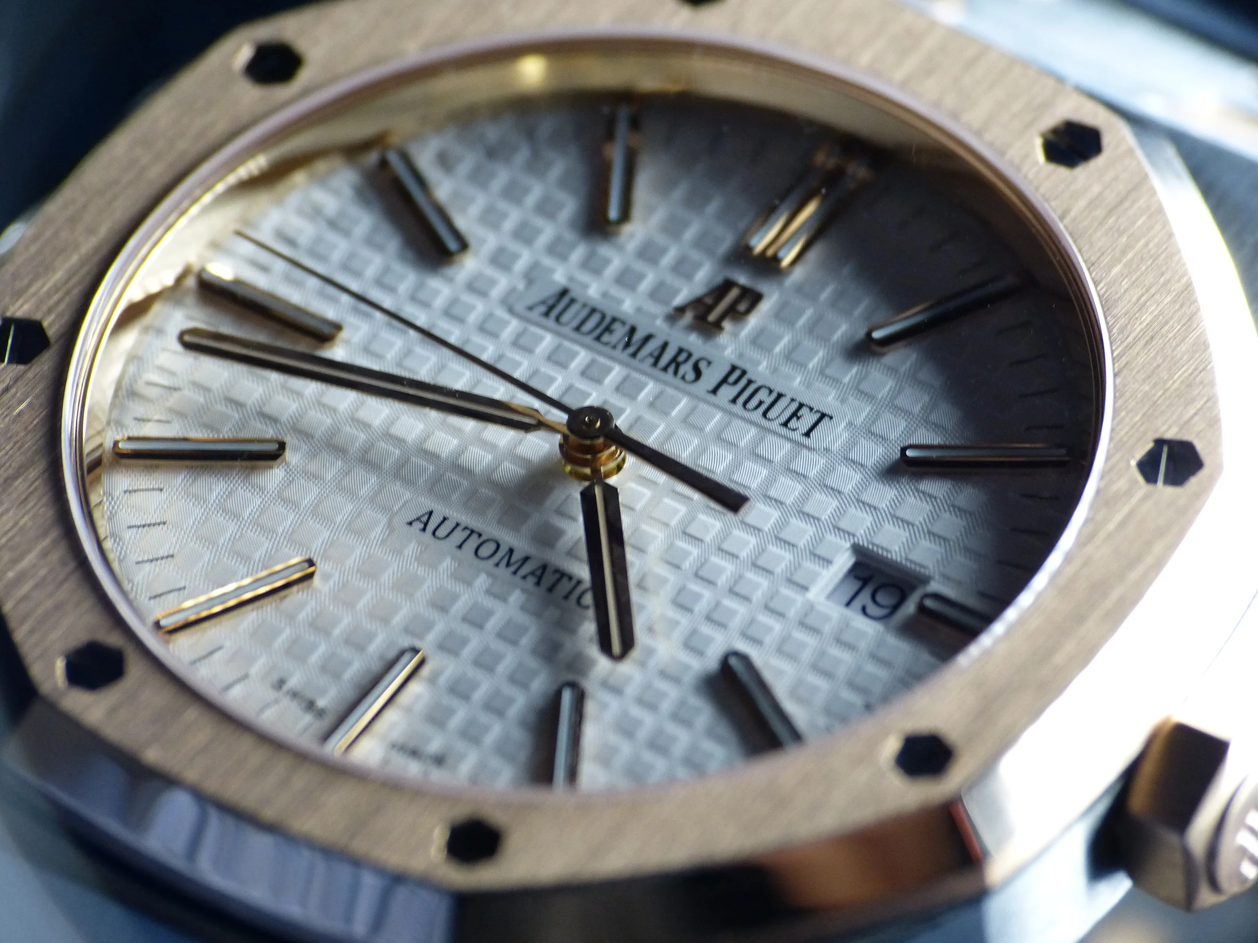 Insider: Audemars Piguet Royal Oak ref. 15400SR 'Two-Tone' SIHH 2015. Stunning is an Understatement.