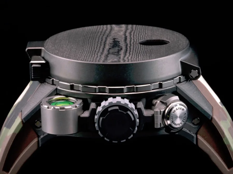 RM2501ClosedSideView.jpg