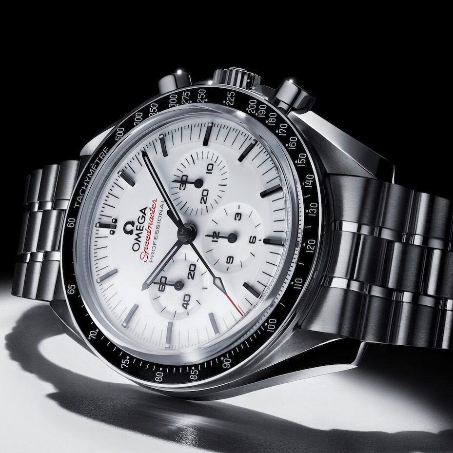 On our website, all details on the new @omega Speedmaster Moonwatch Lacquered White Dial. #omega #speedmaster #speedytuesday #speedy #moonwatch #omegaspeedmaster #whitespeedmaster #watchlife #watchcollectinglifestyle #timepiece #watches