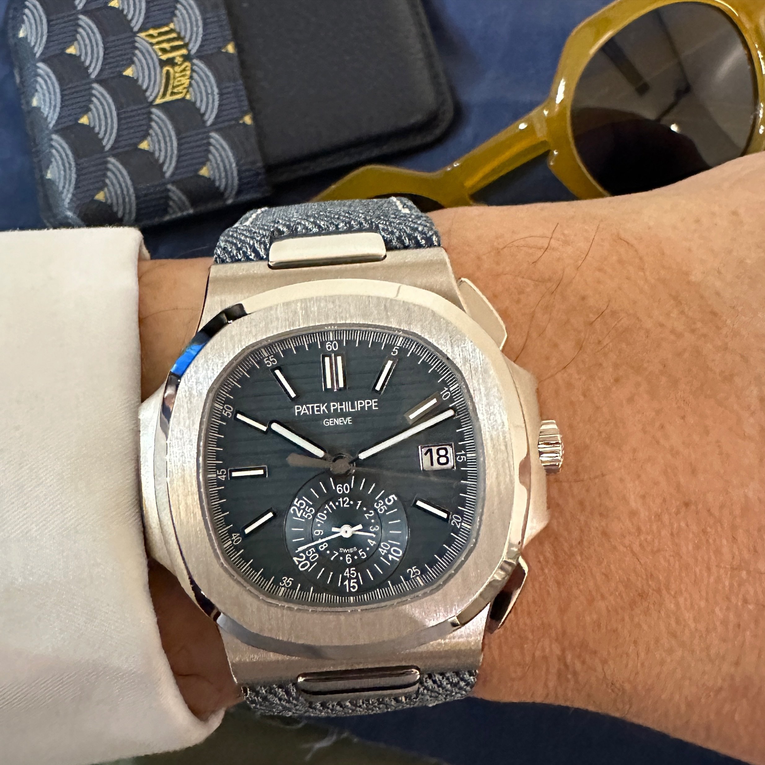 This new 5980 is really sexy. Most @patekphilippe hardcore collectors I&rsquo;m friends with, hated it, but me, I just love it. The strap is not denim because that would&rsquo;ve been too tacky and conventional for a brand like Patek Philippe. The st