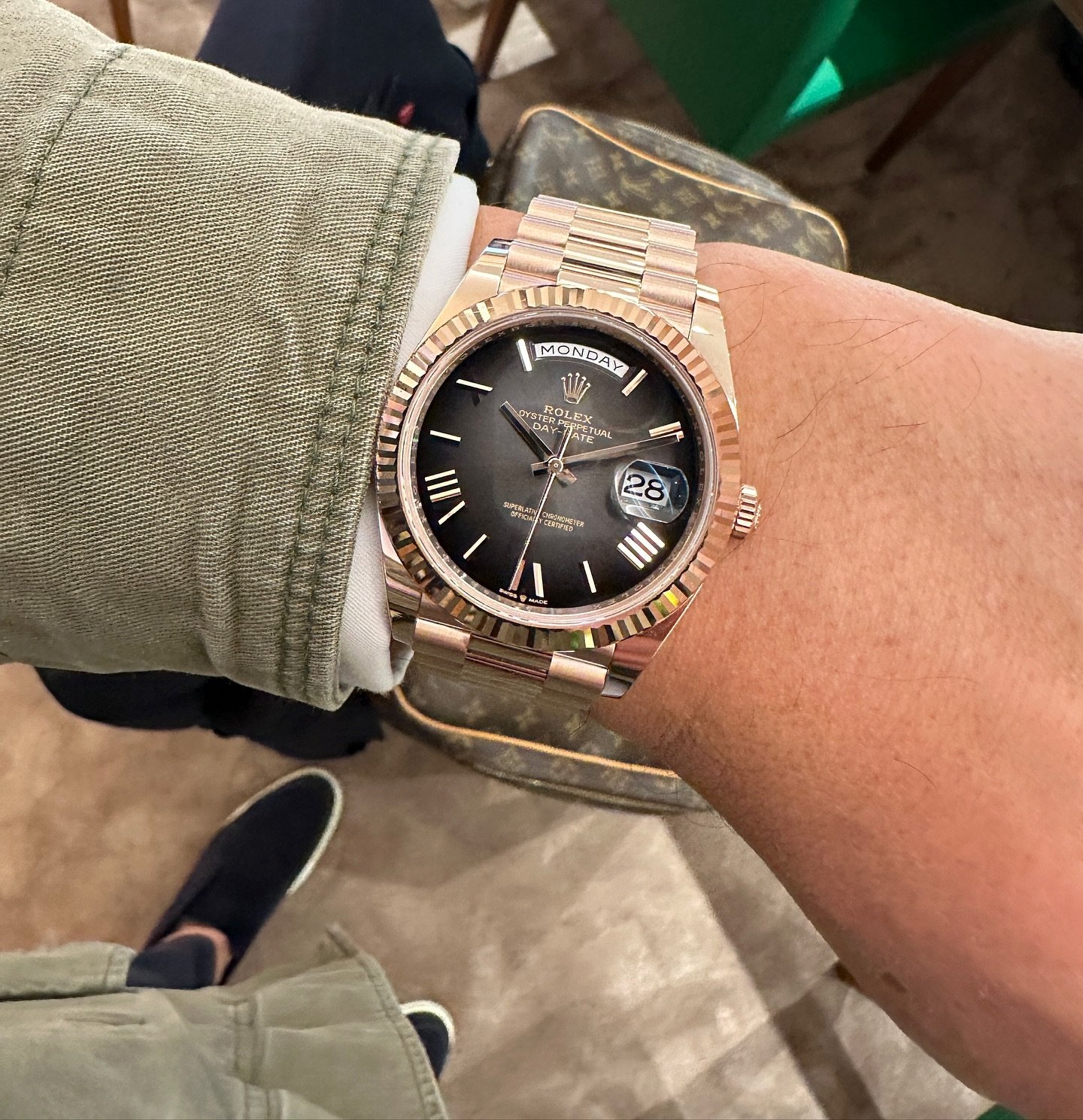 Gimme gimme gimme &lsquo;todo el&rsquo; power. Rolex Day-Date 40 Everose Slate Ombr&eacute; Dial ref. 228235 #rolex #daydate40 #daydateeveroseombre #everoseombredial #228235 #rolexpresident #watchlife #watchcollectinglifestyle