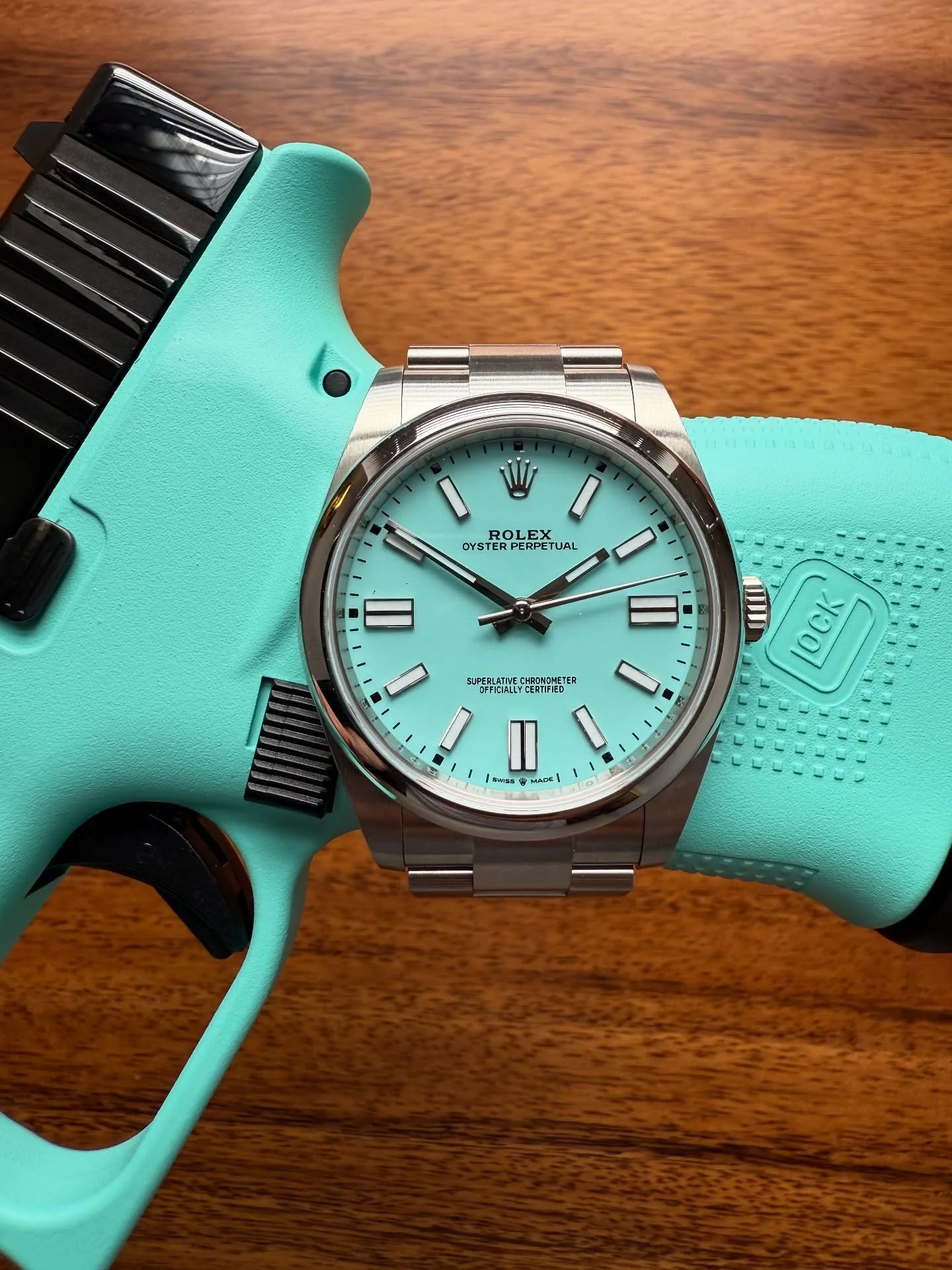 It always has to match. Another amazing capture by my bro @ilikerolexes #rolex #oysterperpetual #watchphotography #tiffanyoysterperpetual #tiffany #tiffanyblue #tiffanybluerolex #tiffanyrolex #watches