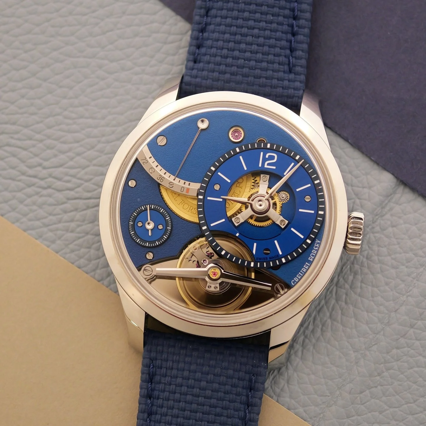 A touch of blue for the Monday blues. The captivating and rare @greubel.forsey Balancier Contemporain with its 39.6 mm case in stainless steel and available in a limited edition of 33 pieces. A 2025 Final Edition, after which the calibre will be reti