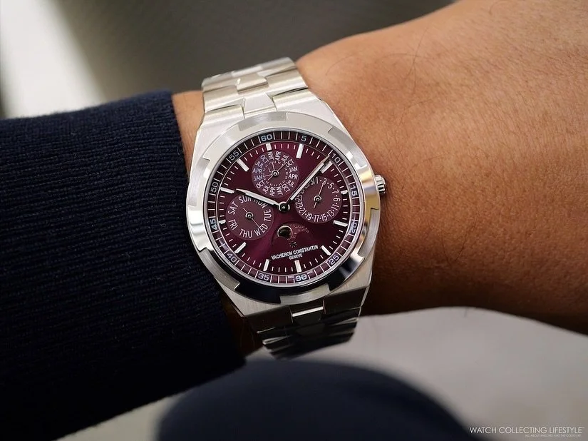 The burgundy lacquer dial 18K white gold @vacheronconstantin Overseas Perpetual Calendar Ultra-Thin ref. 4300V/220G-H151 cased in a 41.5 mm 18K white gold case and we can confidently say this is one of the hottest releases from Vacheron Constantin wi