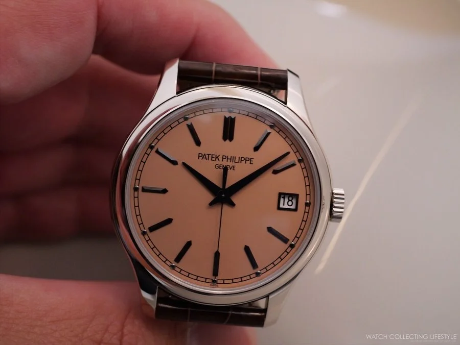 The Calatrava ref. 5227 is Patek Philippe&rsquo;s most quietly compelling dress watch, equipped with an 18K white gold 39 mm round case with a concave bezel, scalloped lugs, and an Officer &lsquo;s-style case back with an invisible-hinged dust cover 